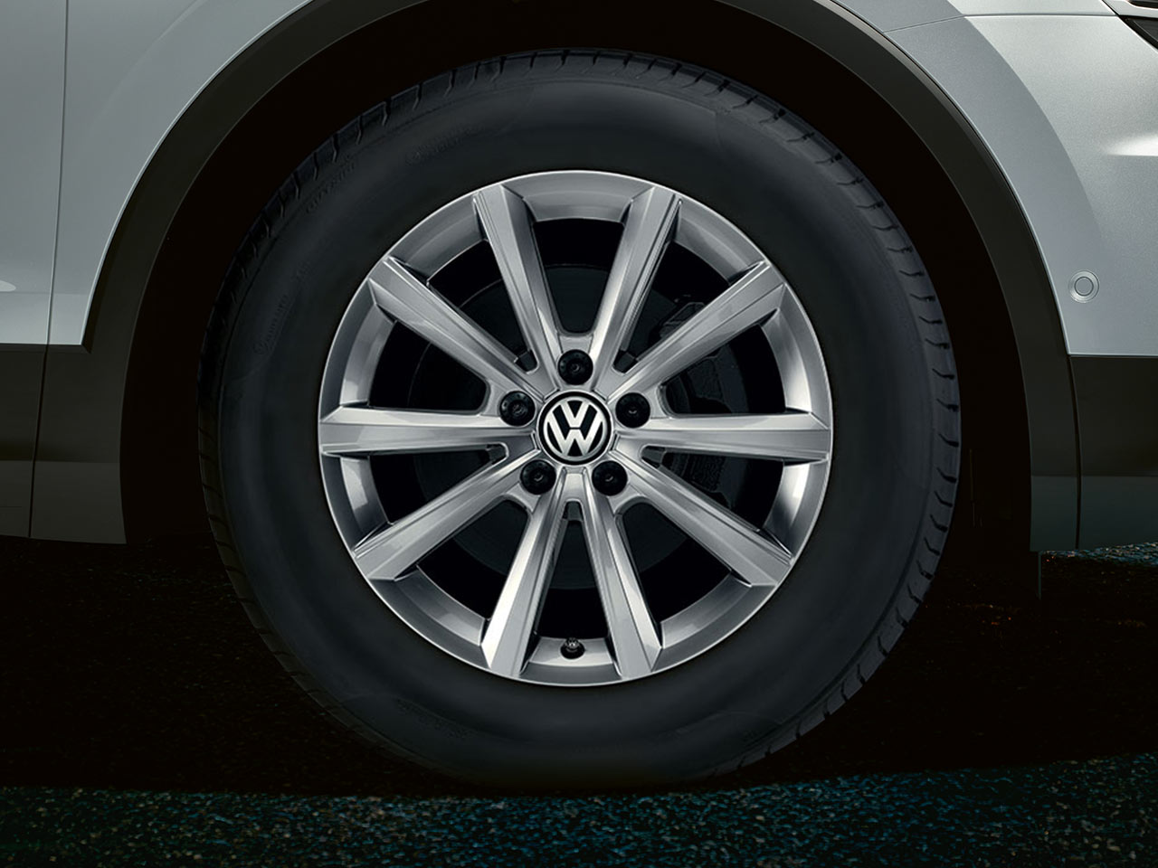 Volkswagen tiguan шины. Диски VW Tiguan r17. 6r0601025aa 88z. Колесный диск r17 Тигуан. 5na071497 8z8.
